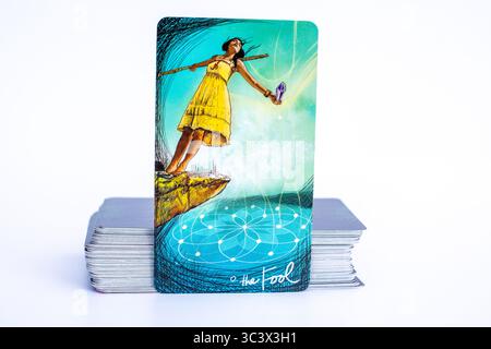 Tarotkarte „der Narr“, symbolisiert neue Anfänge, Vertrauen und grenzenloses Potenzial. Stockfoto