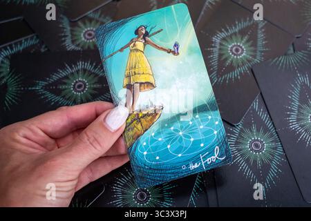 Tarotkarte „der Narr“, symbolisiert neue Anfänge, Vertrauen und grenzenloses Potenzial. Stockfoto