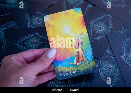 Tarotkarte „die Sonne“ symbolisiert Freude, Klarheit, Vitalität und strahlenden Erfolg. Stockfoto