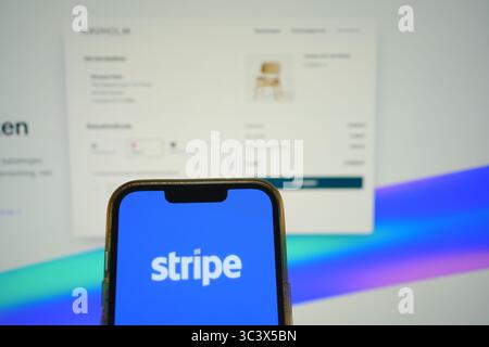 Roosendaal, Niederlande - 27. Juli 2025: Ein Mobiltelefon mit dem Logo von Stripe, einer Finanzinfrastruktur-Plattform für das Internet, mit Stockfoto