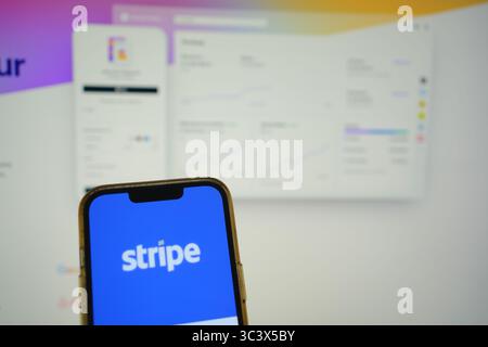 Roosendaal, Niederlande - 27. Juli 2025: Ein Mobiltelefon mit dem Logo von Stripe, einer Finanzinfrastruktur-Plattform für das Internet, mit Stockfoto
