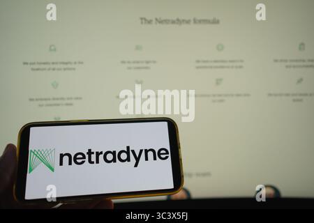 Roosendaal, Niederlande - 27. Juli 2025: Ein Mobiltelefon mit dem Logo von Netradyne, einer Flottensicherheits- und Computer-Vision-Plattform, mit dem WE Stockfoto