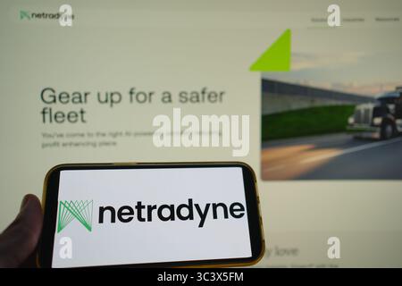 Roosendaal, Niederlande - 27. Juli 2025: Ein Mobiltelefon mit dem Logo von Netradyne, einer Flottensicherheits- und Computer-Vision-Plattform, mit dem WE Stockfoto