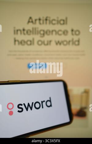 Roosendaal, Niederlande - 27. Juli 2025: Ein Mobiltelefon mit dem Logo von Sword, einem KI-Gesundheitsunternehmen, mit der Website im Hintergrund Stockfoto
