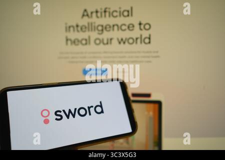 Roosendaal, Niederlande - 27. Juli 2025: Ein Mobiltelefon mit dem Logo von Sword, einem KI-Gesundheitsunternehmen, mit der Website im Hintergrund Stockfoto