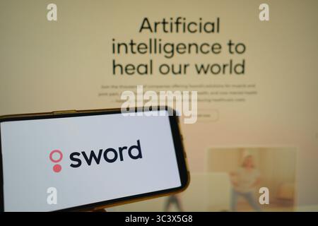 Roosendaal, Niederlande - 27. Juli 2025: Ein Mobiltelefon mit dem Logo von Sword, einem KI-Gesundheitsunternehmen, mit der Website im Hintergrund Stockfoto