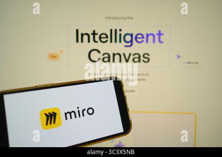 Roosendaal, Niederlande - 27. Juli 2025: Ein Mobiltelefon mit dem Logo von Miro, einer kollaborativen Whiteboard-Plattform, mit der Website im Stockfoto