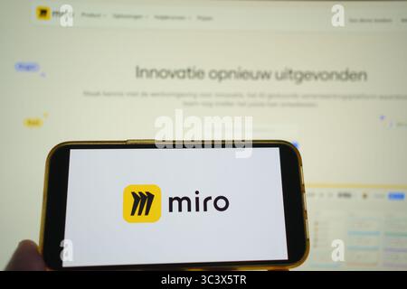 Roosendaal, Niederlande - 27. Juli 2025: Ein Mobiltelefon mit dem Logo von Miro, einer kollaborativen Whiteboard-Plattform, mit der Website im Stockfoto