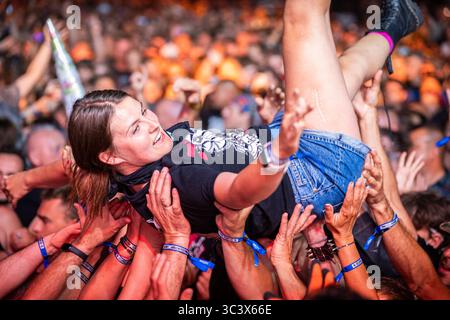 JAROCIN, POLEN - 18. JULI 2025: Jarocin Festival 2025 mit Rockmusik. Crowd Surf-Frau auf den Händen von Fans. Stockfoto