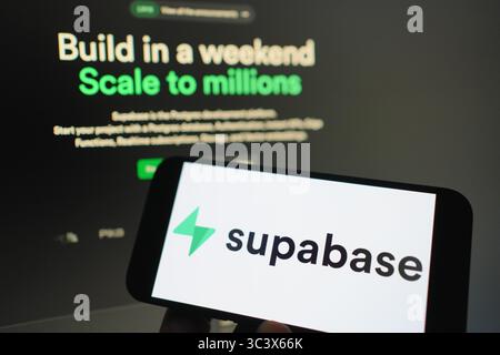 Roosendaal, Niederlande - 27. Juli 2025: Ein Mobiltelefon mit dem Logo von Supabase, einer Open-Source-Datenbank, mit der Website im Hintergrund Stockfoto