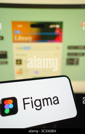 Roosendaal, Niederlande - 27. Juli 2025: Ein Mobiltelefon mit dem Logo von Figma, einer kollaborativen Plattform für das Design von Schnittstellen, mit der Website Stockfoto