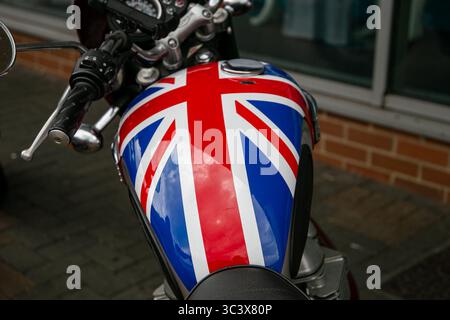 Nahaufnahme eines Benzin-/Kraftstofftanks für Motorräder im Design von Union Jack, der britische Identität und Stil auf einem Parkplatz unterstreicht Stockfoto