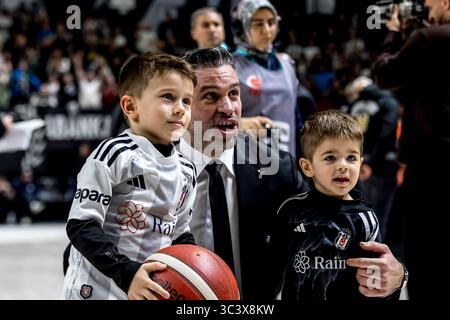 ISTANBUL, TÜRKEI - FABRUARY 13, 2025: Turkiye Sigorta Basketball Super League reguläres Saisonspiel zwischen Besiktas Fibabanka und Anadolu Efes in Besi Stockfoto