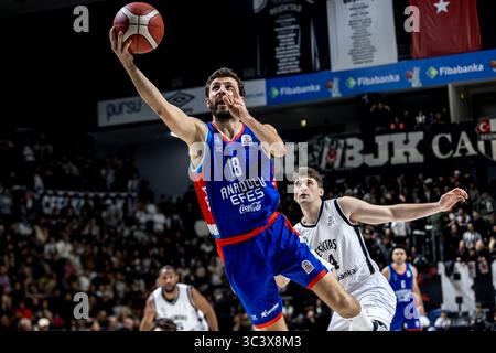 ISTANBUL, TÜRKEI - FABRUARY 13, 2025: Turkiye Sigorta Basketball Super League reguläres Saisonspiel zwischen Besiktas Fibabanka und Anadolu Efes in Besi Stockfoto
