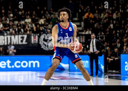 ISTANBUL, TÜRKEI - FABRUARY 13, 2025: Turkiye Sigorta Basketball Super League reguläres Saisonspiel zwischen Besiktas Fibabanka und Anadolu Efes in Besi Stockfoto