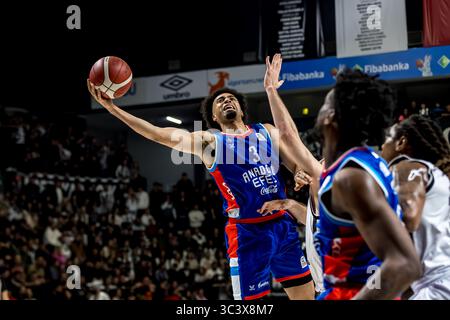 ISTANBUL, TÜRKEI - FABRUARY 13, 2025: Turkiye Sigorta Basketball Super League reguläres Saisonspiel zwischen Besiktas Fibabanka und Anadolu Efes in Besi Stockfoto