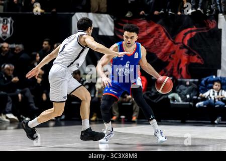 ISTANBUL, TÜRKEI - FABRUARY 13, 2025: Turkiye Sigorta Basketball Super League reguläres Saisonspiel zwischen Besiktas Fibabanka und Anadolu Efes in Besi Stockfoto