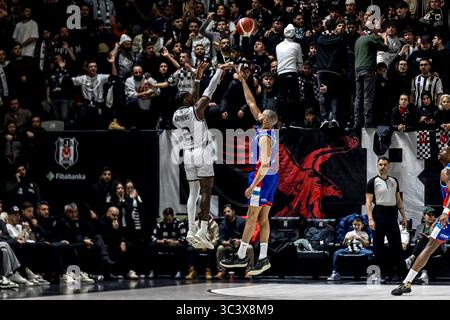 ISTANBUL, TÜRKEI - FABRUARY 13, 2025: Turkiye Sigorta Basketball Super League reguläres Saisonspiel zwischen Besiktas Fibabanka und Anadolu Efes in Besi Stockfoto