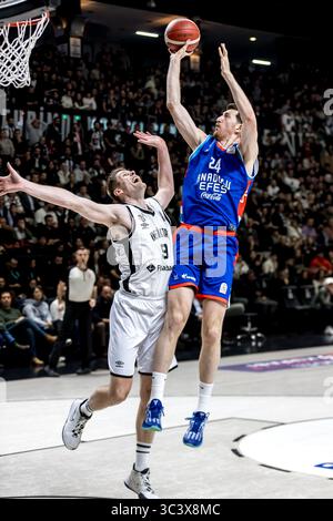 ISTANBUL, TÜRKEI - FABRUARY 13, 2025: Turkiye Sigorta Basketball Super League reguläres Saisonspiel zwischen Besiktas Fibabanka und Anadolu Efes in Besi Stockfoto