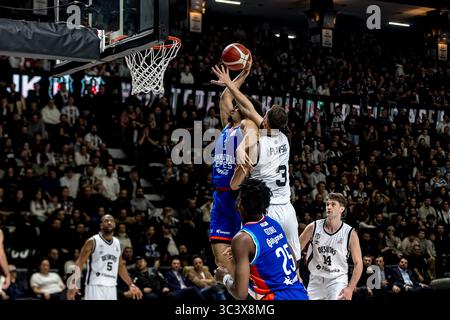ISTANBUL, TÜRKEI - FABRUARY 13, 2025: Turkiye Sigorta Basketball Super League reguläres Saisonspiel zwischen Besiktas Fibabanka und Anadolu Efes in Besi Stockfoto
