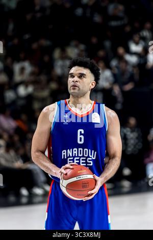 ISTANBUL, TÜRKEI - FABRUARY 13, 2025: Turkiye Sigorta Basketball Super League reguläres Saisonspiel zwischen Besiktas Fibabanka und Anadolu Efes in Besi Stockfoto