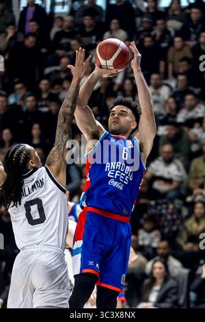 ISTANBUL, TÜRKEI - FABRUARY 13, 2025: Turkiye Sigorta Basketball Super League reguläres Saisonspiel zwischen Besiktas Fibabanka und Anadolu Efes in Besi Stockfoto