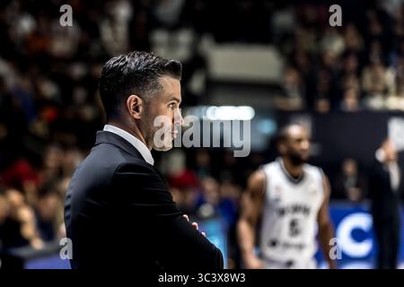 ISTANBUL, TÜRKEI - FABRUARY 13, 2025: Turkiye Sigorta Basketball Super League reguläres Saisonspiel zwischen Besiktas Fibabanka und Anadolu Efes in Besi Stockfoto