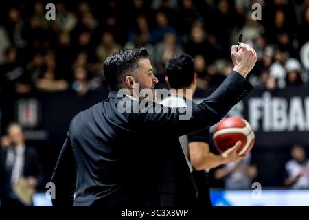 ISTANBUL, TÜRKEI - FABRUARY 13, 2025: Turkiye Sigorta Basketball Super League reguläres Saisonspiel zwischen Besiktas Fibabanka und Anadolu Efes in Besi Stockfoto