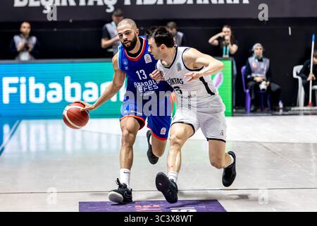 ISTANBUL, TÜRKEI - FABRUARY 13, 2025: Turkiye Sigorta Basketball Super League reguläres Saisonspiel zwischen Besiktas Fibabanka und Anadolu Efes in Besi Stockfoto