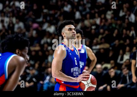 ISTANBUL, TÜRKEI - FABRUARY 13, 2025: Turkiye Sigorta Basketball Super League reguläres Saisonspiel zwischen Besiktas Fibabanka und Anadolu Efes in Besi Stockfoto