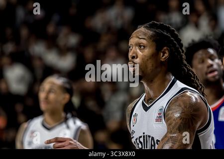 ISTANBUL, TÜRKEI - FABRUARY 13, 2025: Turkiye Sigorta Basketball Super League reguläres Saisonspiel zwischen Besiktas Fibabanka und Anadolu Efes in Besi Stockfoto