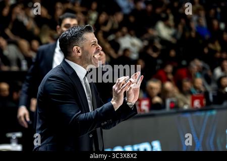ISTANBUL, TÜRKEI - FABRUARY 13, 2025: Turkiye Sigorta Basketball Super League reguläres Saisonspiel zwischen Besiktas Fibabanka und Anadolu Efes in Besi Stockfoto