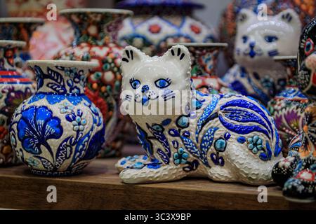 Kunstvolle handgefertigte Iznik-Keramik-Keramik, eine Katzenfigur und eine Schüssel mit Blumenmuster im osmanischen Stil in einem Souvenirladen in Istanbul, Türkei Stockfoto