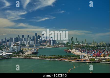 Skyline von Singapur von der Tinte der Seilbahn zur Insel Sentosa Stockfoto