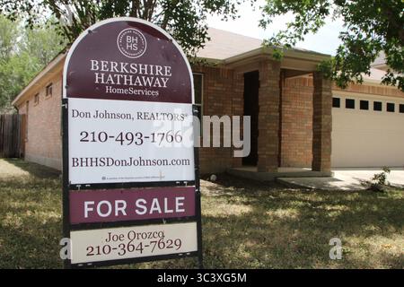 San Antonio, USA. Juli 2025. Ein Immobilienschild von Berkshire Hathaway Home Services mit dem Haus im Hintergrund in der Nähe der Joint Base San Antonio (JBSA) Lackland in San Antonio, Texas, USA, am 27. Juli 2025. Berkshire Hathaway Home Services ist ein Immobiliennetzwerk, das sich über vier Kontinente erstreckt und über 50.000 Immobilienfachleute umfasst. (Foto: Carlos Kosienski/SIPA USA) Credit: SIPA USA/Alamy Live News Stockfoto