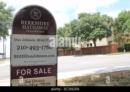 San Antonio, USA. Juli 2025. Ein Immobilienschild von Berkshire Hathaway Home Services in der Joint Base San Antonio (JBSA) Lackland Area in San Antonio, Texas, USA, am 27. Juli 2025. Berkshire Hathaway Home Services ist ein Immobiliennetzwerk, das sich über vier Kontinente erstreckt und über 50.000 Immobilienfachleute umfasst. (Foto: Carlos Kosienski/SIPA USA) Credit: SIPA USA/Alamy Live News Stockfoto