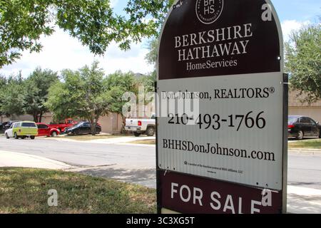 San Antonio, USA. Juli 2025. Eine Nahaufnahme eines Berkshire Hathaway Home Services Immobilienschildes innerhalb der Liberty Village Unterabteilung in San Antonio, Texas, USA, am 27. Juli 2025. Berkshire Hathaway Home Services ist ein Immobiliennetzwerk, das sich über vier Kontinente erstreckt und über 50.000 Immobilienfachleute umfasst. (Foto: Carlos Kosienski/SIPA USA) Credit: SIPA USA/Alamy Live News Stockfoto