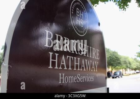 San Antonio, USA. Juli 2025. Eine Nahaufnahme eines Berkshire Hathaway Home Services Immobilienschildes innerhalb der Liberty Village Unterabteilung in San Antonio, Texas, USA, am 27. Juli 2025. Berkshire Hathaway Home Services ist ein Immobiliennetzwerk, das sich über vier Kontinente erstreckt und über 50.000 Immobilienfachleute umfasst. (Foto: Carlos Kosienski/SIPA USA) Credit: SIPA USA/Alamy Live News Stockfoto