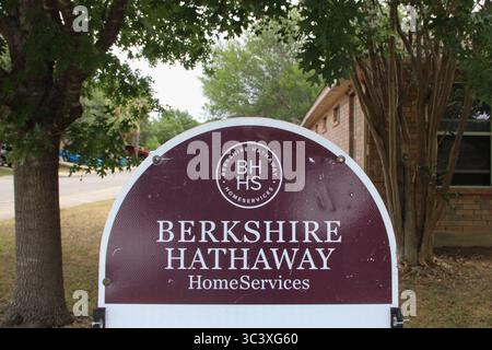 San Antonio, USA. Juli 2025. Eine Nahaufnahme eines Berkshire Hathaway Home Services Immobilienschildes innerhalb der Liberty Village Unterabteilung in San Antonio, Texas, USA, am 27. Juli 2025. Berkshire Hathaway Home Services ist ein Immobiliennetzwerk, das sich über vier Kontinente erstreckt und über 50.000 Immobilienfachleute umfasst. (Foto: Carlos Kosienski/SIPA USA) Credit: SIPA USA/Alamy Live News Stockfoto
