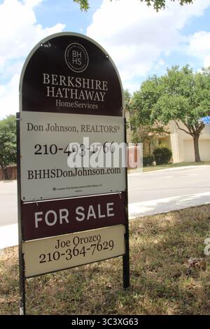 San Antonio, USA. Juli 2025. Ein Immobilienschild von Berkshire Hathaway Home Services in der Joint Base San Antonio (JBSA) Lackland Area in San Antonio, Texas, USA, am 27. Juli 2025. Berkshire Hathaway Home Services ist ein Immobiliennetzwerk, das sich über vier Kontinente erstreckt und über 50.000 Immobilienfachleute umfasst. (Foto: Carlos Kosienski/SIPA USA) Credit: SIPA USA/Alamy Live News Stockfoto