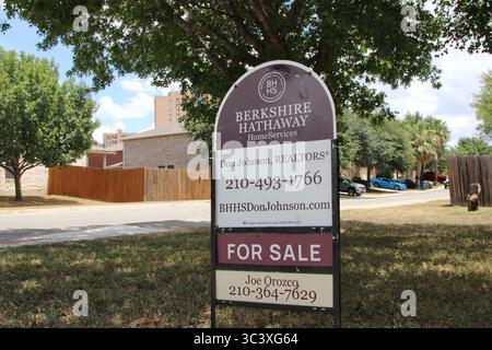 San Antonio, USA. Juli 2025. Ein Immobilienschild von Berkshire Hathaway Home Services in der Joint Base San Antonio (JBSA) Lackland Area in San Antonio, Texas, USA, am 27. Juli 2025. Berkshire Hathaway Home Services ist ein Immobiliennetzwerk, das sich über vier Kontinente erstreckt und über 50.000 Immobilienfachleute umfasst. (Foto: Carlos Kosienski/SIPA USA) Credit: SIPA USA/Alamy Live News Stockfoto