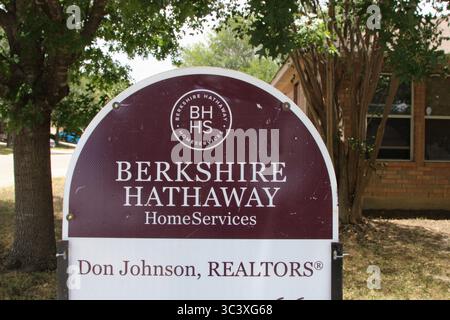 San Antonio, USA. Juli 2025. Ein Immobilienschild von Berkshire Hathaway Home Services mit dem Haus im Hintergrund in der Nähe der Joint Base San Antonio (JBSA) Lackland in San Antonio, Texas, USA, am 27. Juli 2025. Berkshire Hathaway Home Services ist ein Immobiliennetzwerk, das sich über vier Kontinente erstreckt und über 50.000 Immobilienfachleute umfasst. (Foto: Carlos Kosienski/SIPA USA) Credit: SIPA USA/Alamy Live News Stockfoto