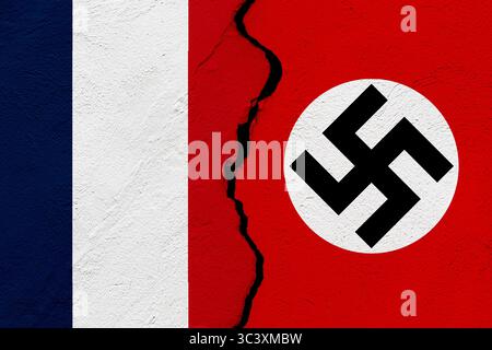 Die Flaggen Frankreichs und Deutschlands des Dritten Reiches in eine zerrissene Mauer. Geopolitik und zweiter Weltkrieg Stockfoto
