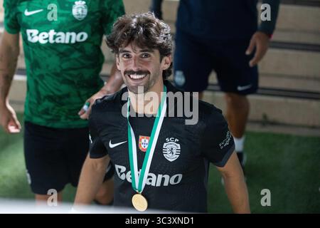 Caxias, Lissabon, Portugal. Juli 2025. Sporting Forward aus Portugal FRANCISCO TRINCAO (17) am Ende des Spiels für die Trofeu 5 Violinos zwischen Sporting und Villarreal im Estadio Nacional (Credit Image: © Alexandre de Sousa/ZUMA Press Wire) NUR REDAKTIONELLE VERWENDUNG! Nicht für kommerzielle ZWECKE! Stockfoto