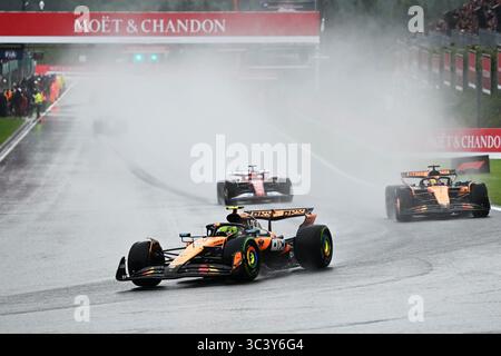 Stavelot, Belgien. Juli 2025. McLarens australischer Fahrer Oscar Piastri (R), McLaren's britischer Fahrer Lando Norris (vorn) und Ferraris Monegassischer Fahrer Charles Leclerc fahren während des Formel-1-Grand-Prix von Belgien auf der Spa-Francorchamps-Strecke in Stavelot, Belgien, am 27. Juli 2025. Quelle: Zhao Dingzhe/Xinhua/Alamy Live News Stockfoto