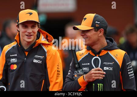 Stavelot, Belgien. Juli 2025. McLarens australischer Fahrer Oscar Piastri (L) und McLarens britischer Fahrer Lando Norris reagieren am 27. Juli 2025 auf der Strecke Spa-Francorchamps in Stavelot, Belgien, vor dem Rennen des Formel-1-Grand Prix von Belgien. Quelle: Qian Jun/Xinhua/Alamy Live News Stockfoto