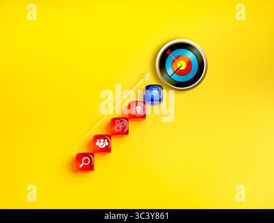 Ziel und Erfolg, Aktionsplan mit SMART Assistant Tools Technologiekonzept. Pfeil, der auf einem großen, modernen 3D-Zielpfeil auf Kubikstufen mit KI-Schiffssymbol aufsteigt Stockfoto