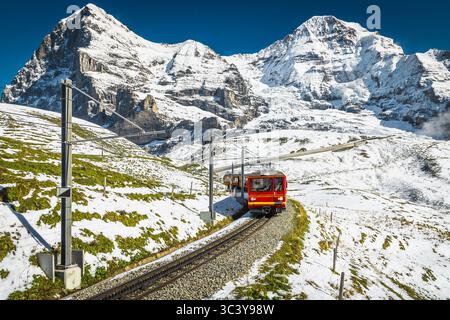 Bergbahn mit moderner Reisezahnradroter Touristenbahn in den Schweizer Alpen. Schweizer berühmte Eisenbahn, Jungfraujoch, kleine Scheidegg, Grindelwal Stockfoto