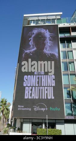 Los Angeles, Kalifornien, USA 27. Juli 2025 Miley Cyrus Something Beautiful Reklametafel am Sunset Blvd am 27. Juli 2025 in Los Angeles, Kalifornien, USA. Foto: Barry King/Alamy Stock Photo Stockfoto