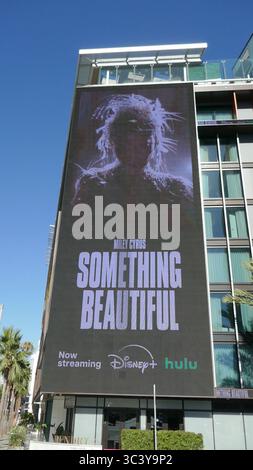 Los Angeles, Kalifornien, USA 27. Juli 2025 Miley Cyrus Something Beautiful Reklametafel am Sunset Blvd am 27. Juli 2025 in Los Angeles, Kalifornien, USA. Foto: Barry King/Alamy Stock Photo Stockfoto